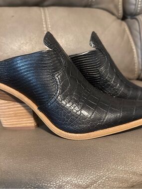 Gianni Bini Black Croc-Embossed Slip-On Mules